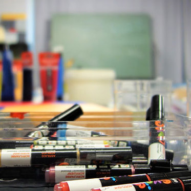Salle d'art plastique avec matériel type "Posca"