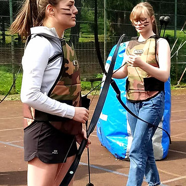 Deux étudiantes en activité extérieure