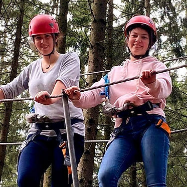 Deux étudiantes en activité accrobranche en extérieur