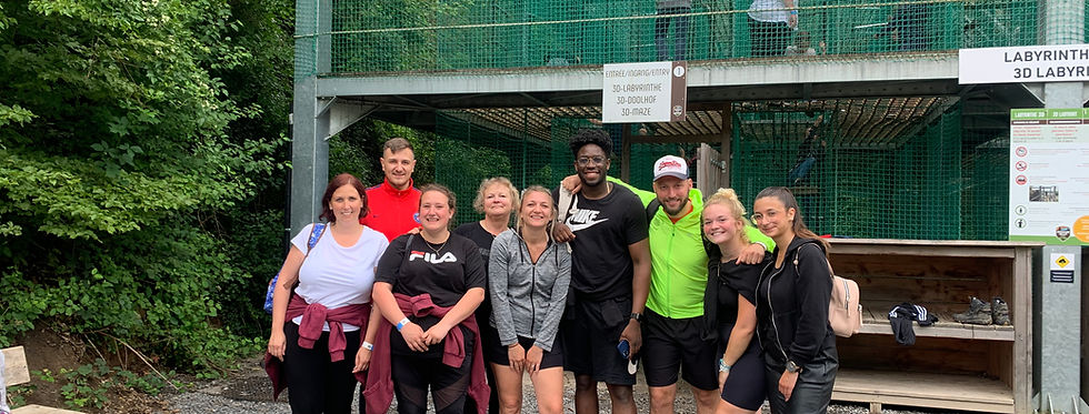 Photo de quelques éducateurs de la maison des étudiant.e.s Liège en activité en extérieur Photo de quelques éducateurs de la maison des étudiant.e.s Liège en activité en extérieur