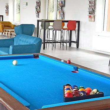 Billard neuf dans la salle de détente de la maison des étudiant.e.s de Liège