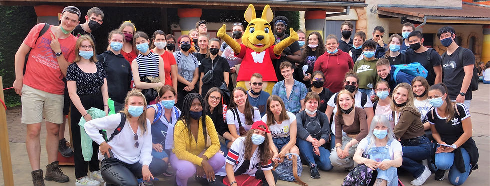 Photo de groupe des étudiants avec la mascotte de Walibi Photo de groupe des étudiants avec la mascotte de Walibi
