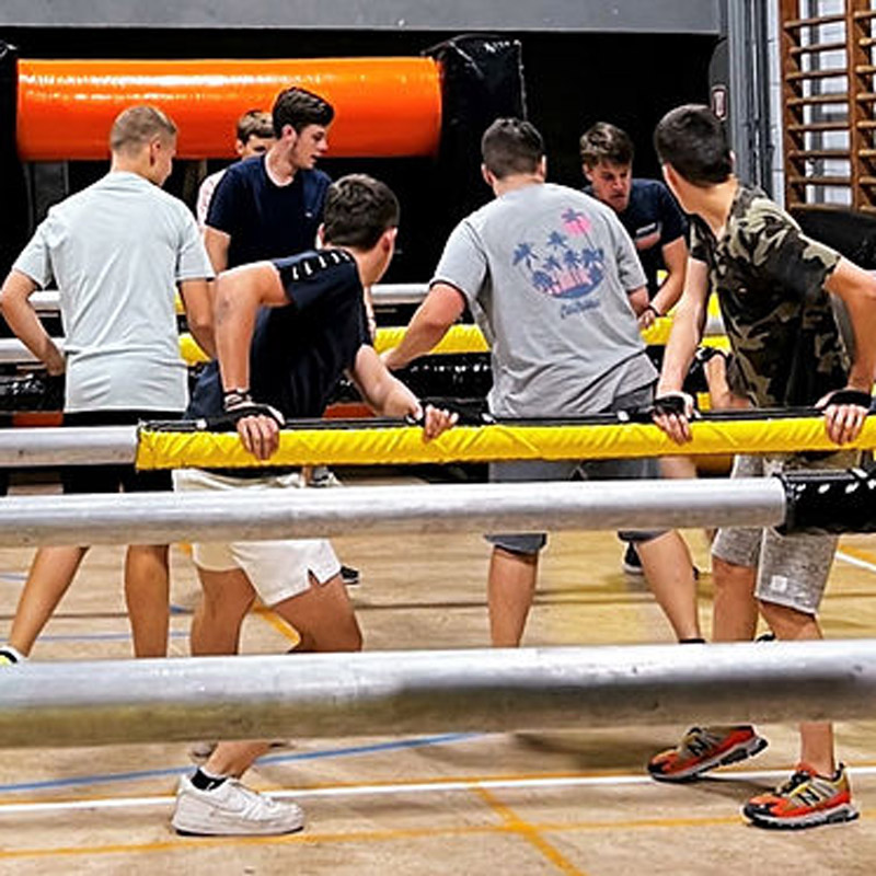 Jeunes étudiants jouant au kicker taille réelle Jeunes étudiants jouant au kicker taille réelle